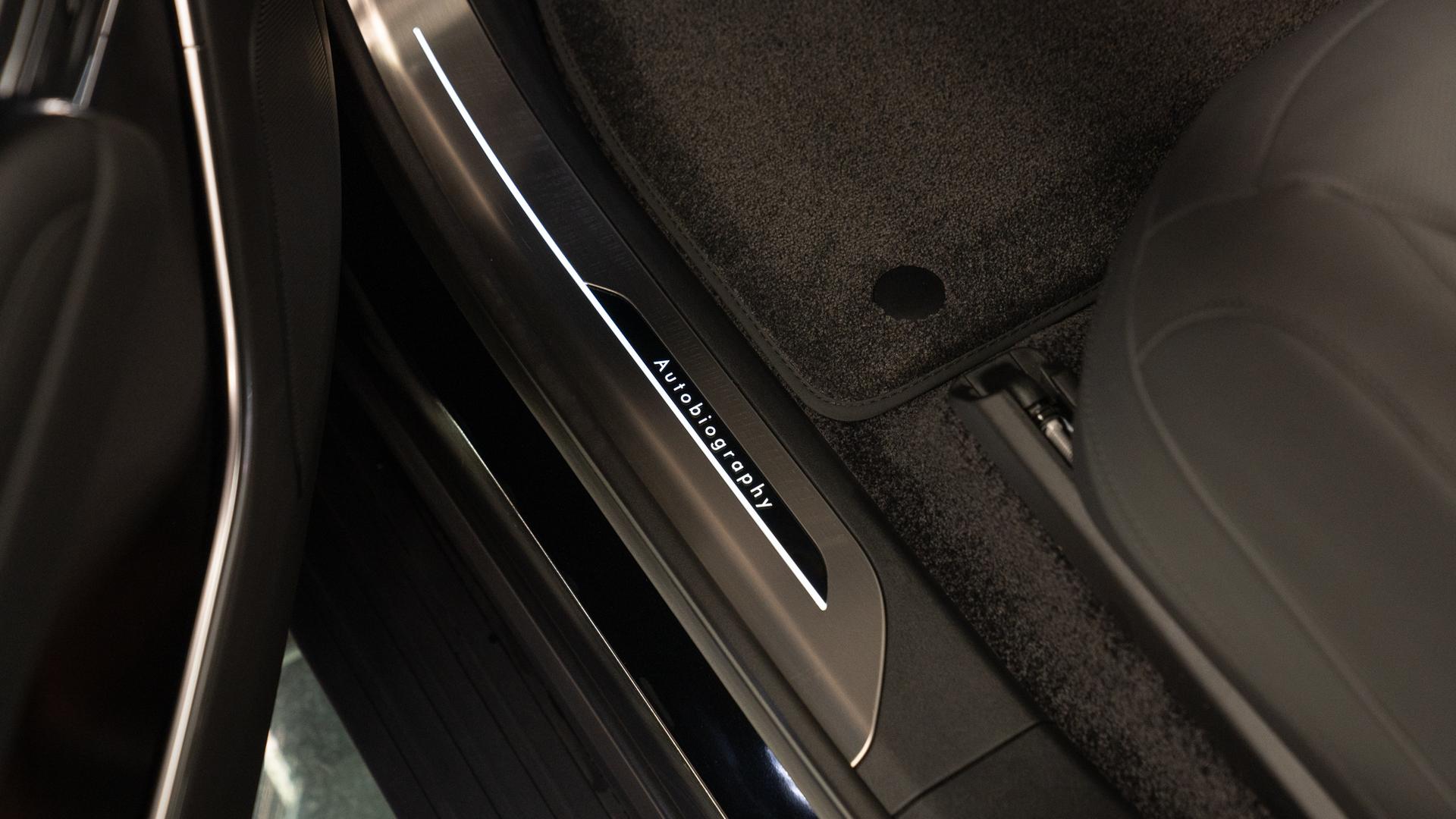Land Rover Range Rover Photo 09bc3ca5-cd3b-45b0-8c35-b6ff46563b16.jpg