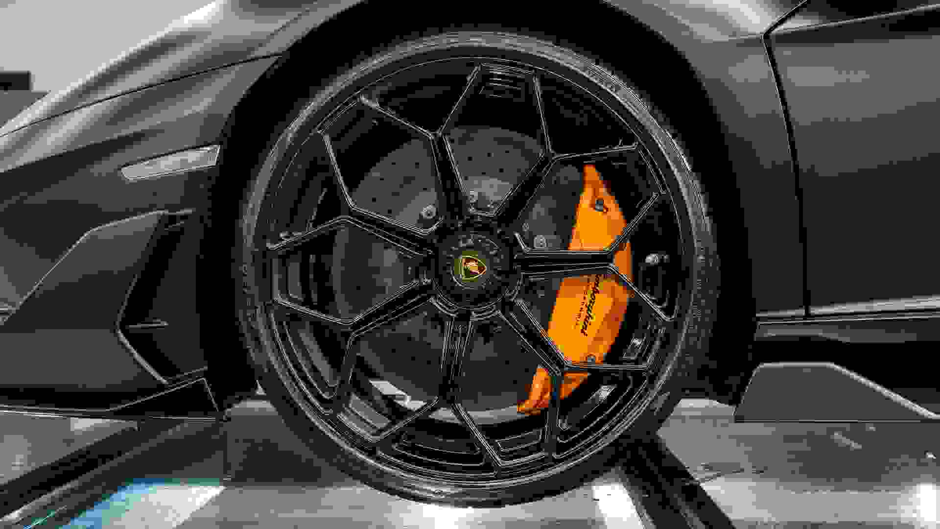 Lamborghini Aventador Photo 09c22b8c-d349-44d4-b861-6a3be3a96b7d.jpg
