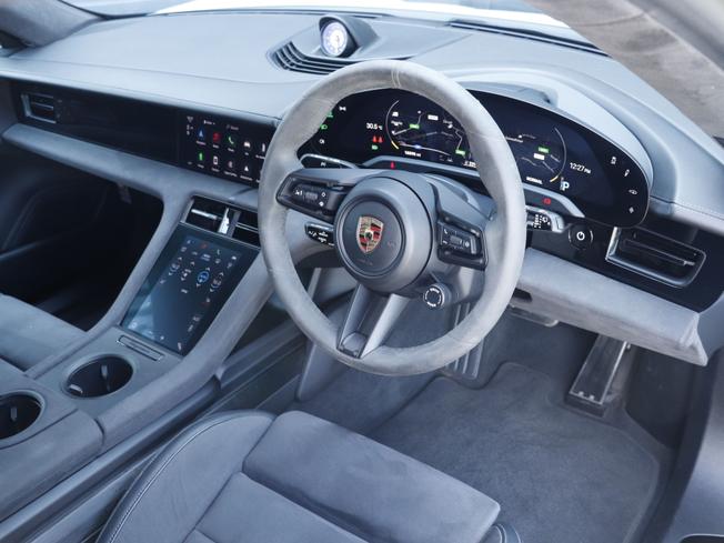 PORSCHE Taycan Photo 15