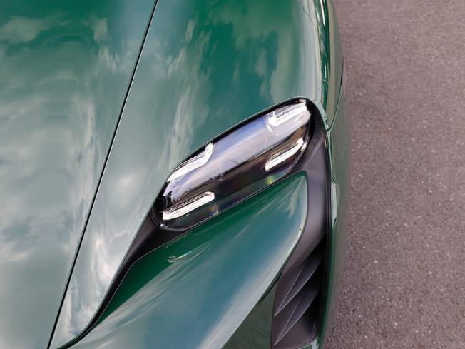 PORSCHE TAYCAN Photo 14