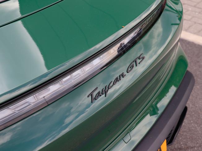 PORSCHE TAYCAN Photo 12