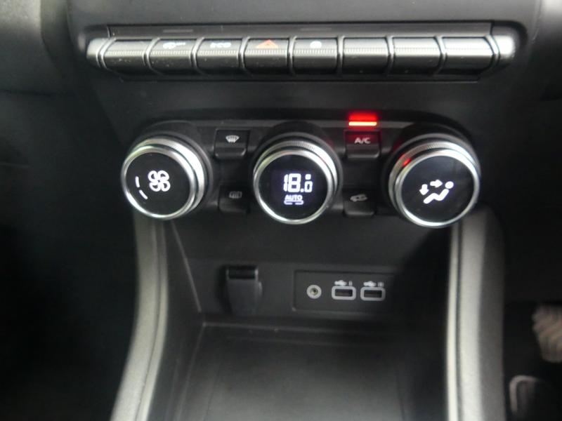 Renault Captur Photo 0a70610f-e69b-4fde-9abc-7f26603d732b.jpg