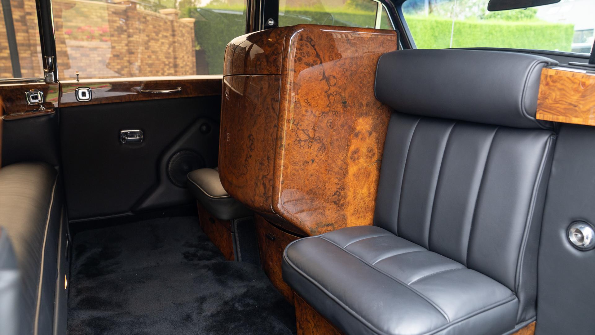 Rolls-Royce Phantom VI Limousine Photo 0a8b578d-9da4-4052-8975-d49d81b881d6.jpg
