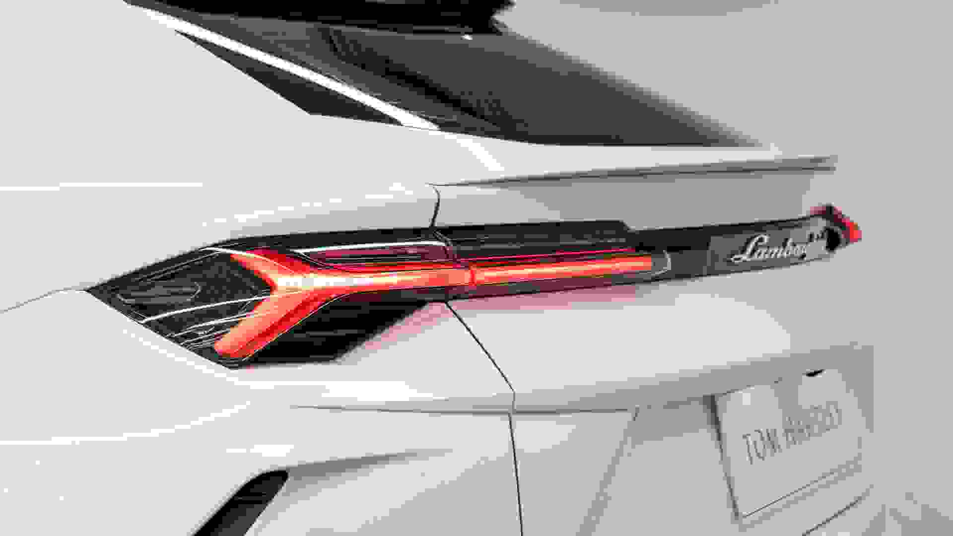 Lamborghini Urus Photo 0a95f4ea-9d04-42ec-b174-e08f500943b9.jpg