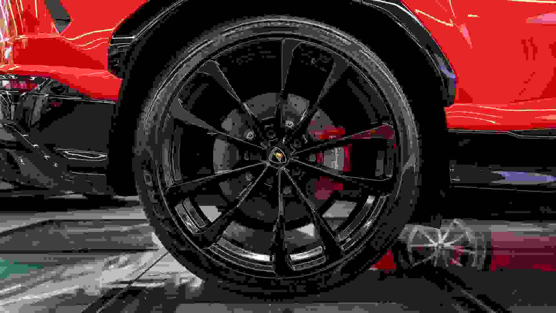 Lamborghini Urus Photo 0a9cbb57-7ac7-4b21-a77a-70e071948846.jpg