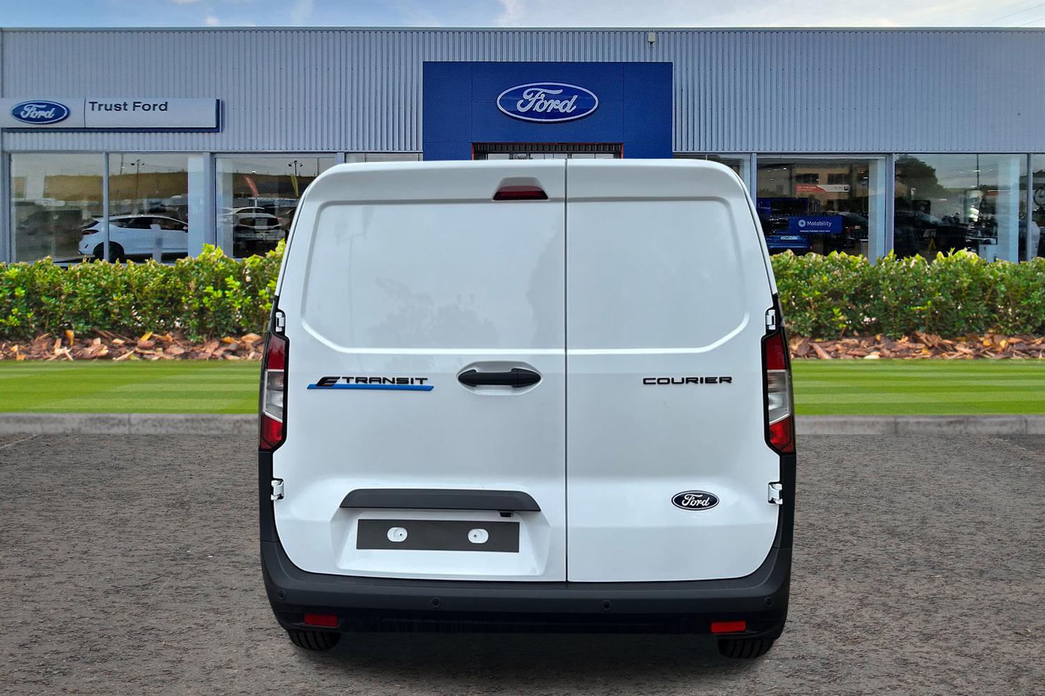 Ford E-TRANSIT COURIER Photo 13