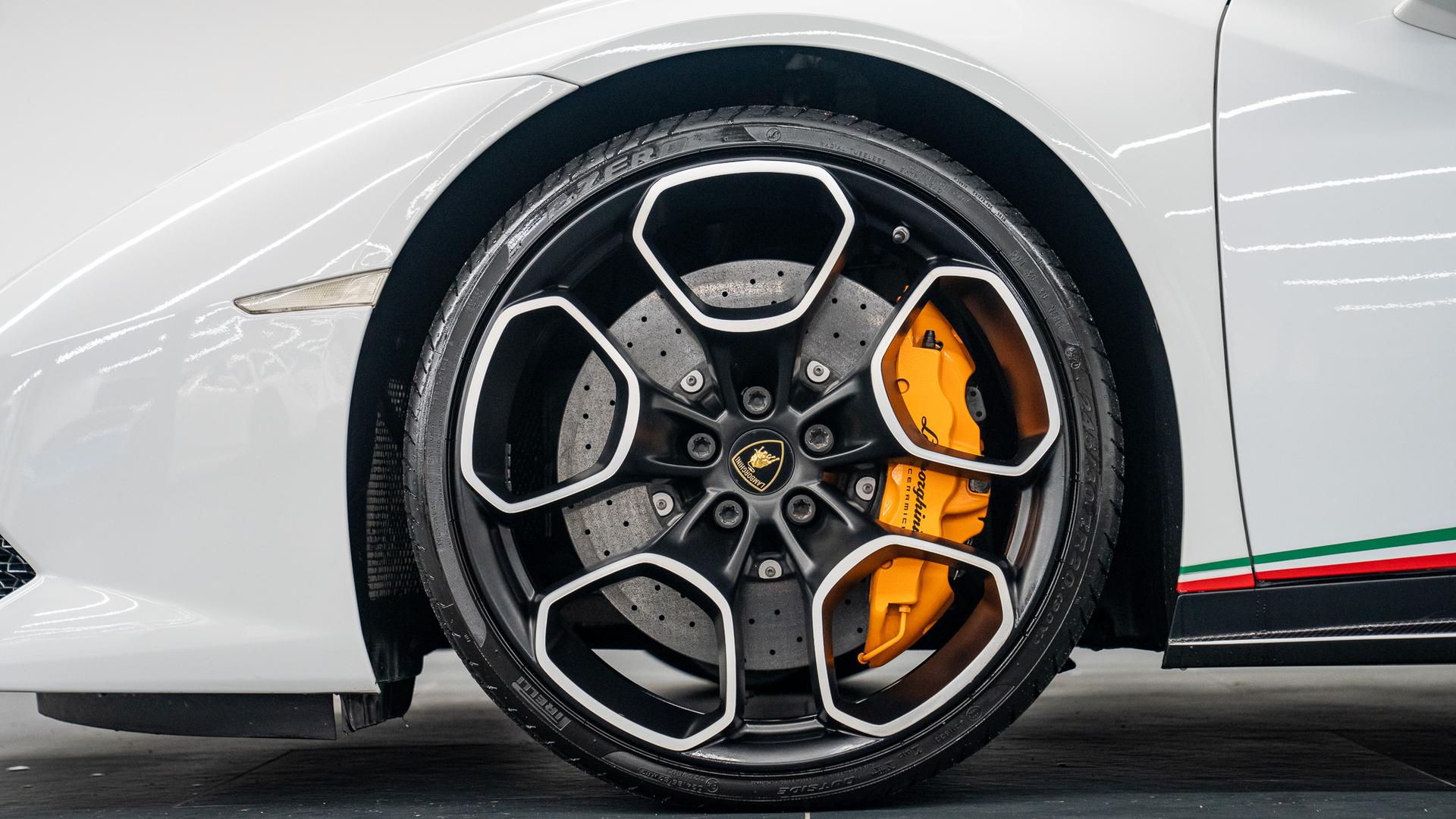 LAMBORGHINI Huracan Photo 0bb3995f-6888-46aa-8bbf-151784b61fc2.jpg