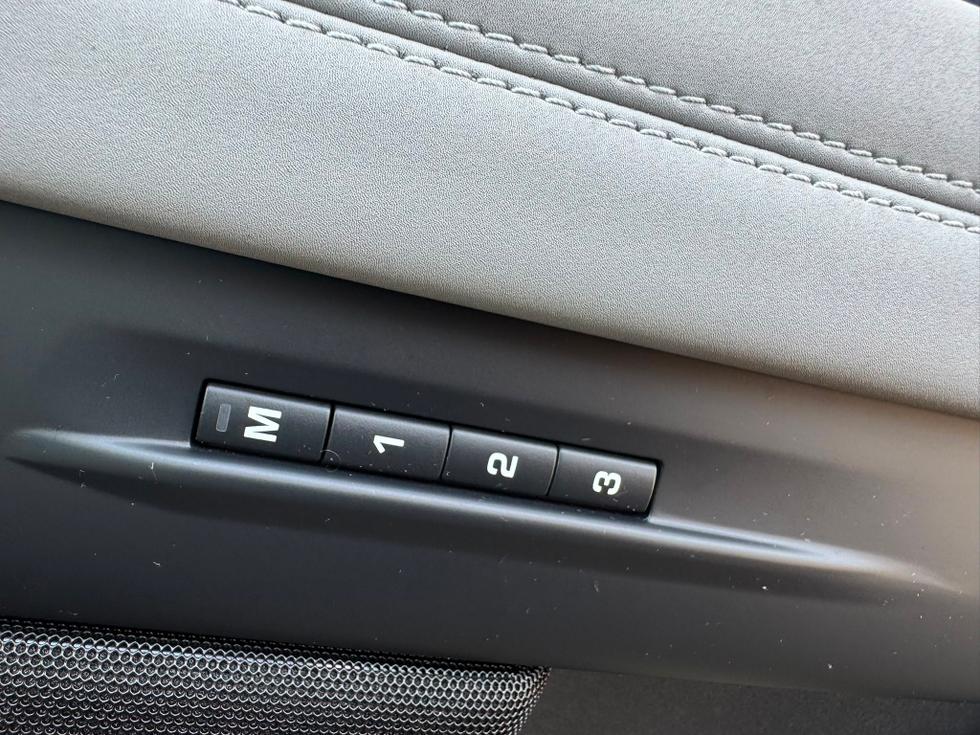 Land Rover Range Rover Evoque Photo 0bef0f56-1ff3-4e98-977c-1c03b3e1588e.jpeg
