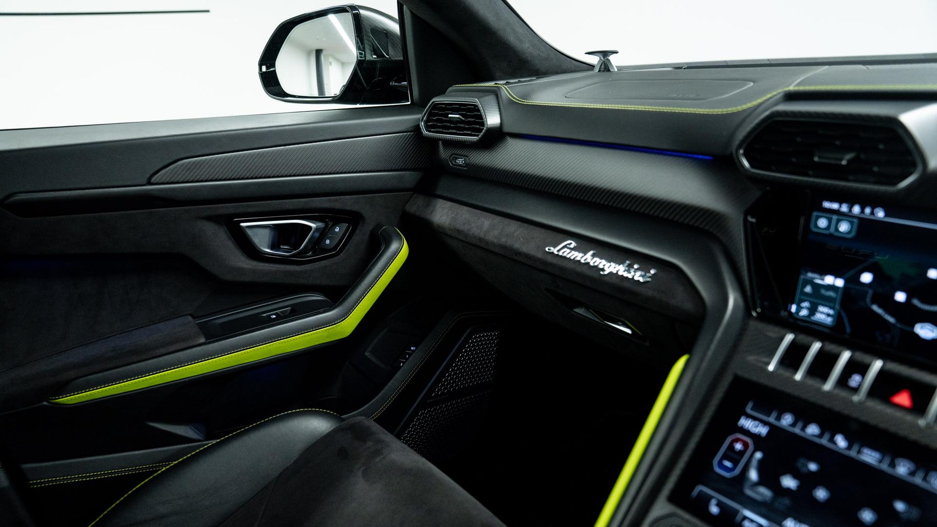 LAMBORGHINI Urus Photo 0bf0094f-7441-41f9-be6f-153ea8e3239d.jpg