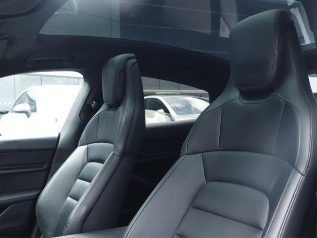 PORSCHE Taycan Photo 22