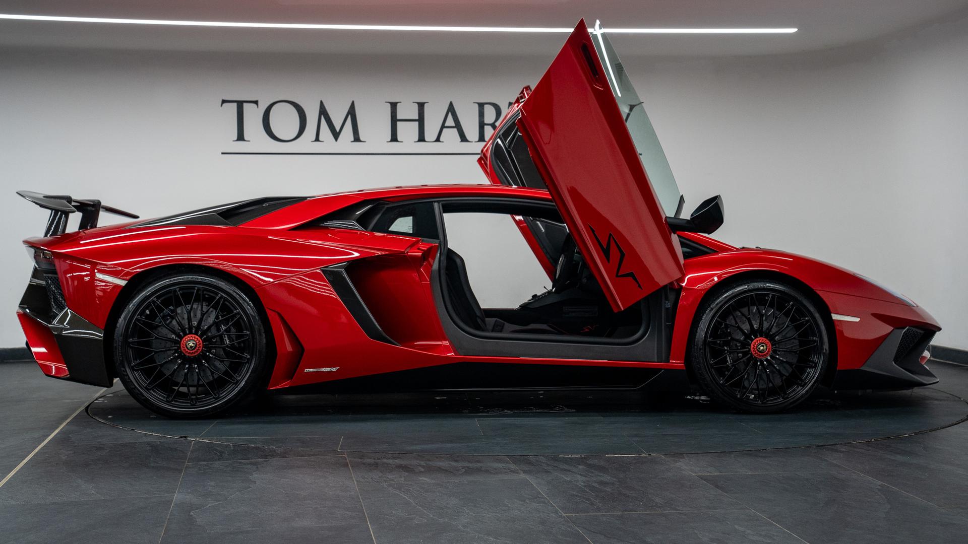 LAMBORGHINI Aventador Photo 0c1b88bc-e7dd-4c9c-8da2-d55534d925e8.jpg