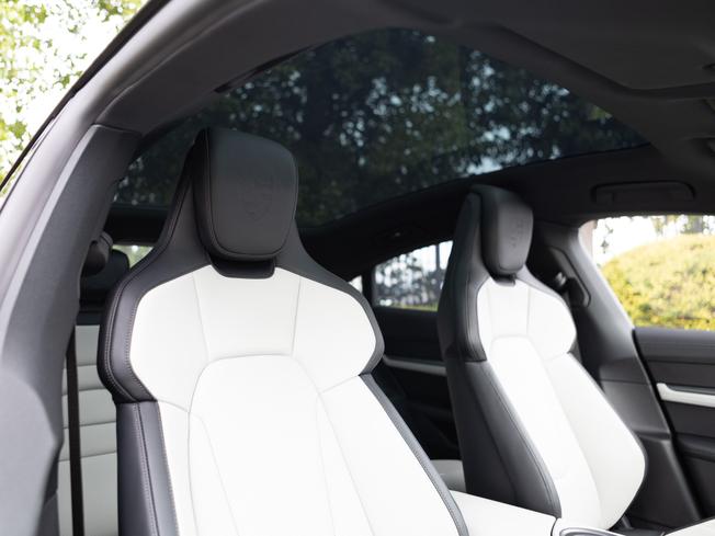 PORSCHE Taycan Photo 10