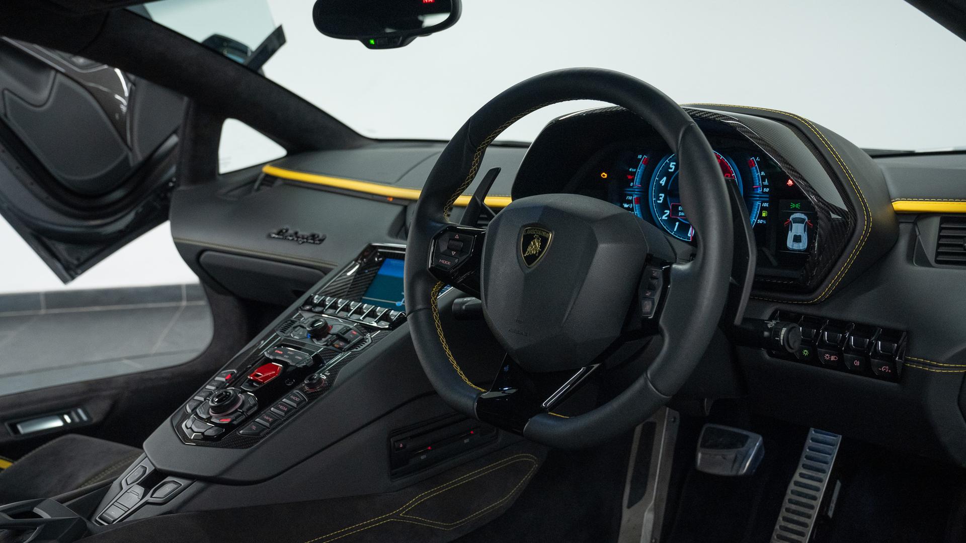 LAMBORGHINI Aventador Photo 0c68a303-b311-46b6-953e-e2aedf201bb6.jpg