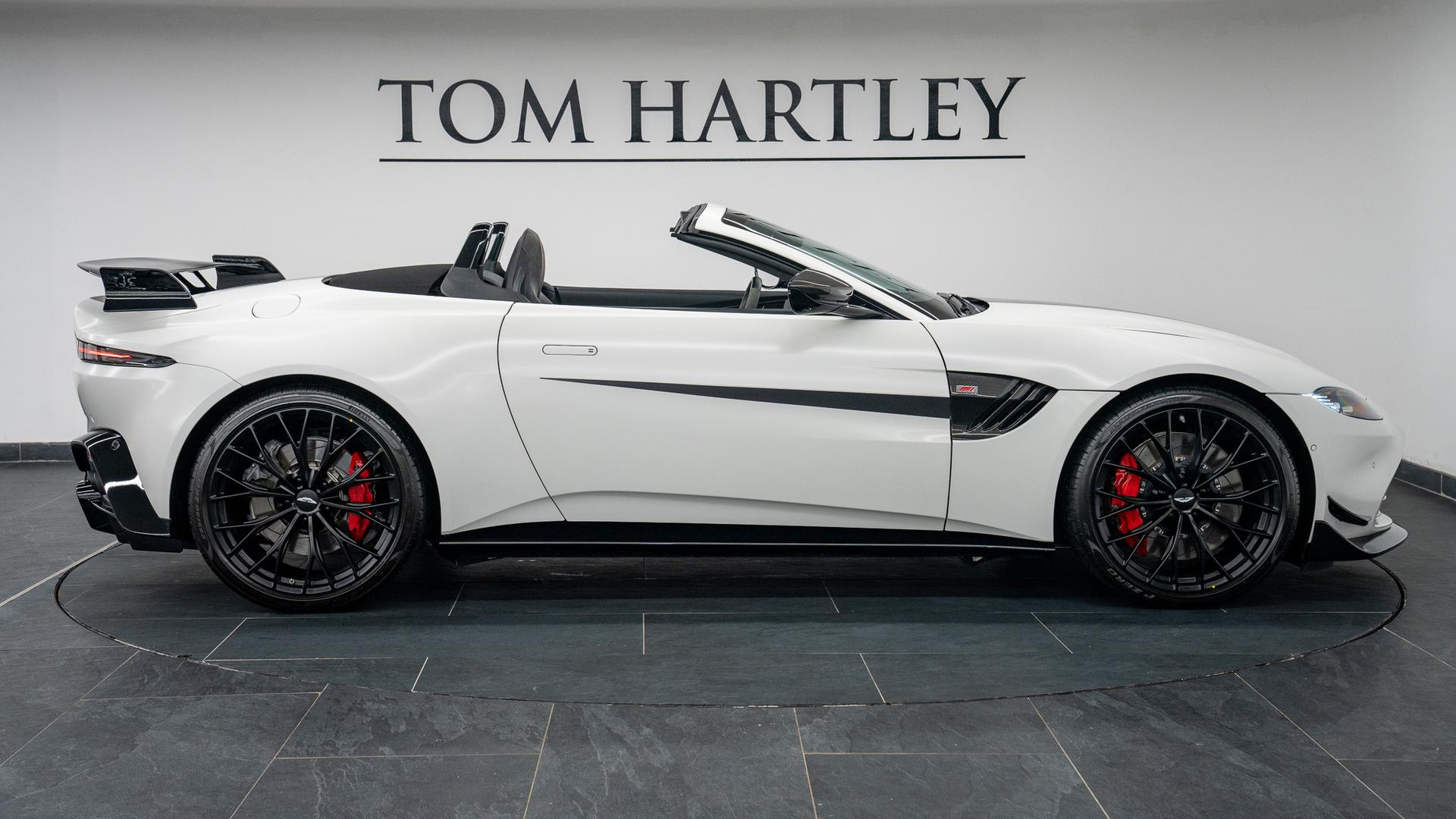 Aston Martin Vantage Photo 0cb129f2-05e4-4375-b4a0-79d3f44232d6.jpg