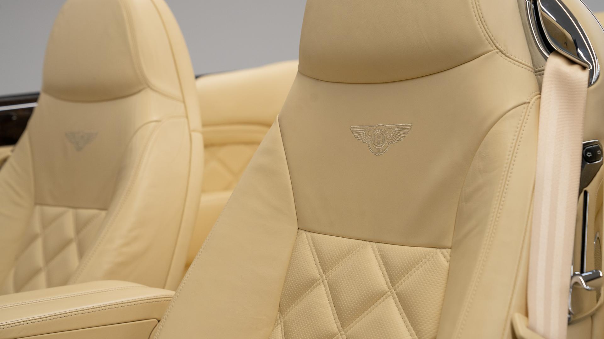 Bentley Azure Photo 0cb6e91e-1b45-48c3-b5dd-f27252ac1e6a.jpg