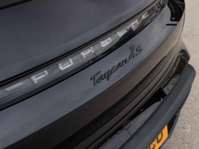 PORSCHE Taycan Photo 15