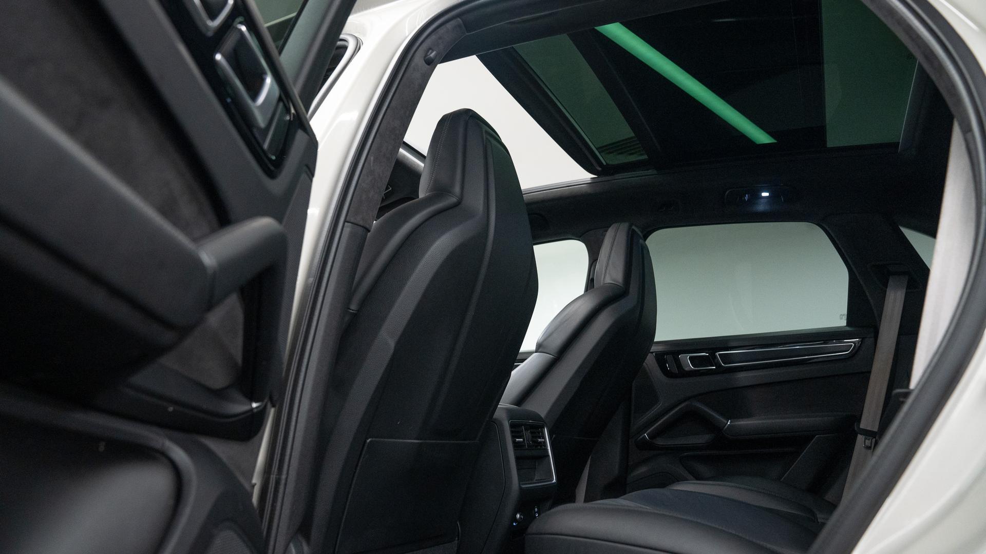 Porsche Cayenne Photo 0d353483-e78d-4828-9126-9b9bb23e3c47.jpg