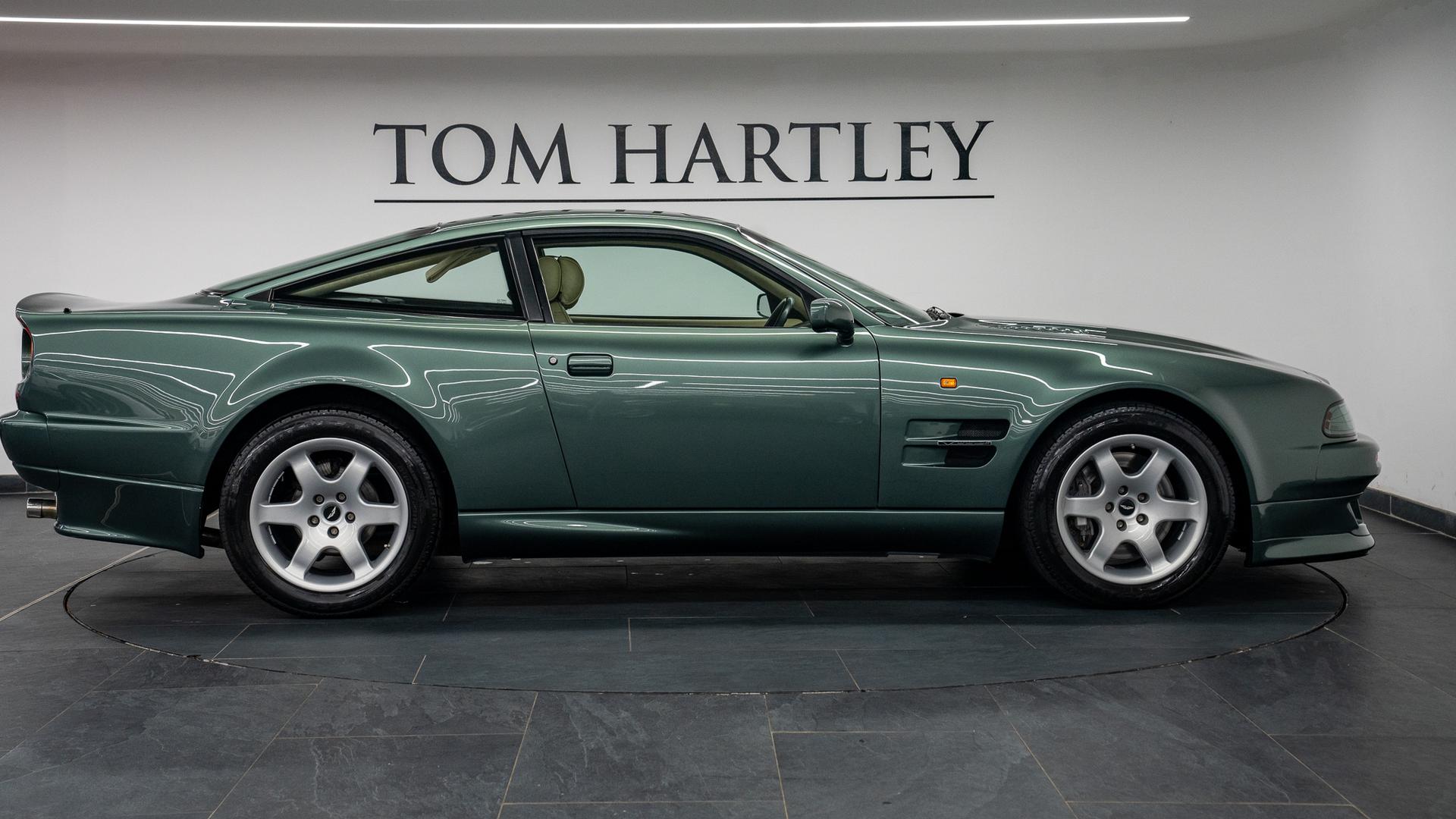 Aston Martin V8 Vantage Photo 0d4ef141-289a-4902-afec-04fed0d8092b.jpg