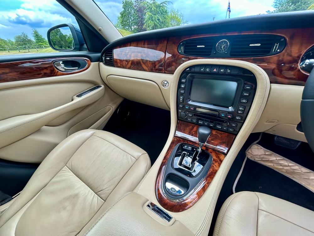 Used Jaguar XJ MM08KKG 31