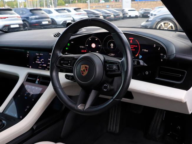Porsche TAYCAN Photo 17