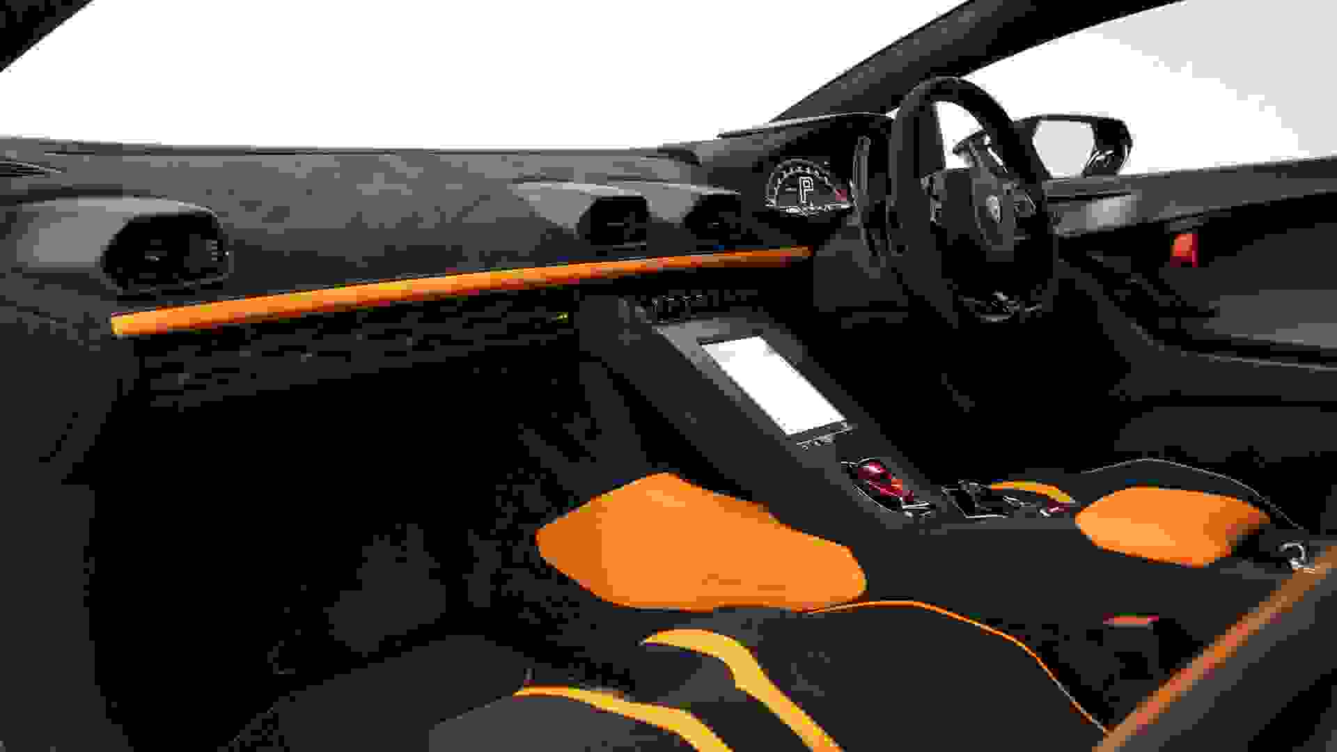 Lamborghini Huracan Photo 0d8b5f54-9ebf-4d46-94e9-40c76ecad398.jpg