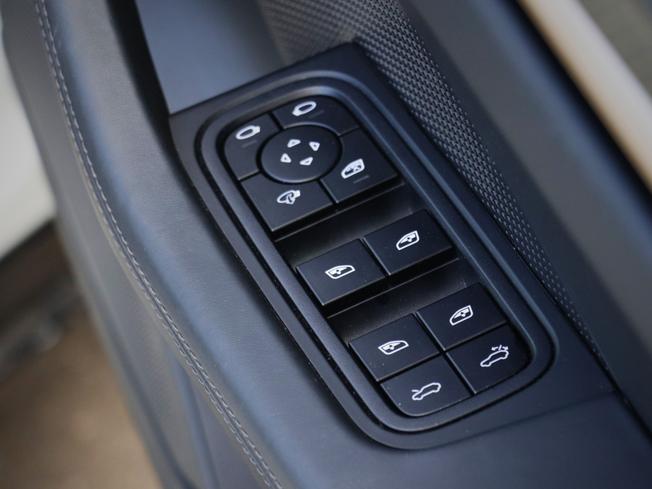 PORSCHE Macan Photo 16