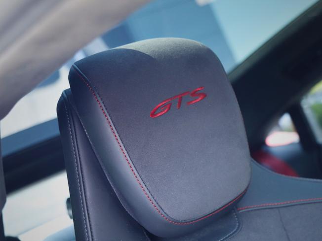PORSCHE Taycan Photo 18