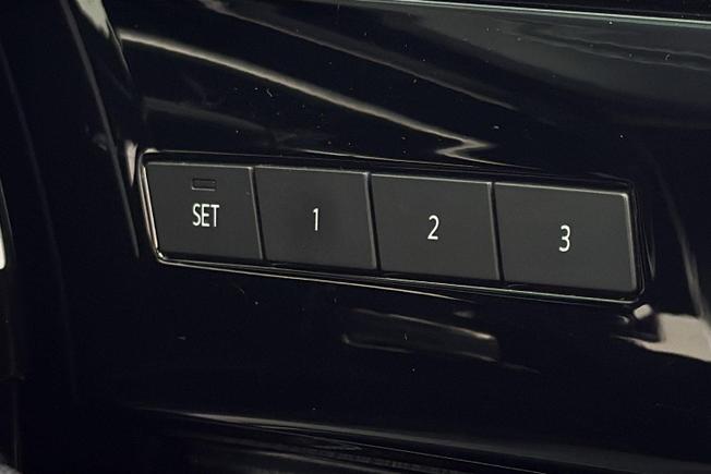 VOLKSWAGEN Touareg Photo 24