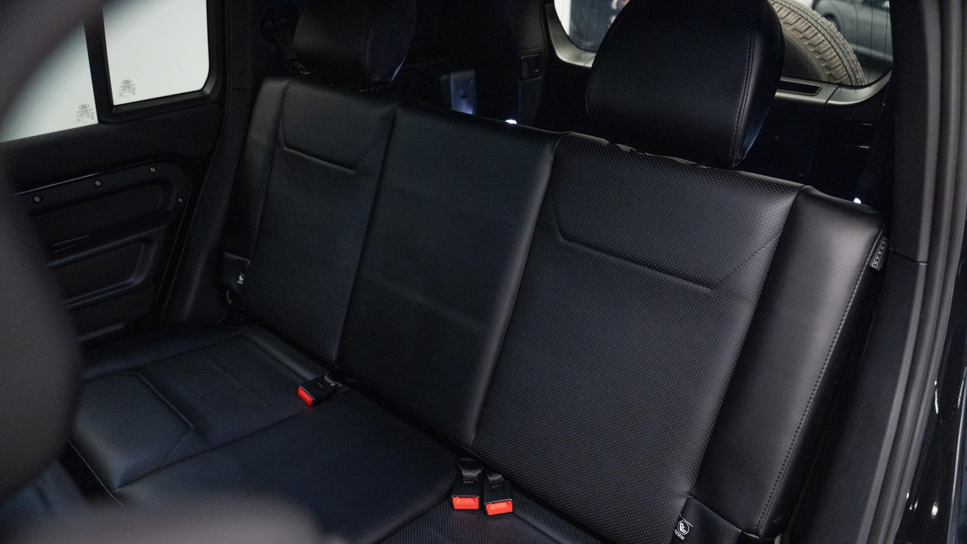 Land Rover Defender 110 Hard Top Photo 0dd58f25-34b6-4d68-8127-88c1e23869dd.jpg