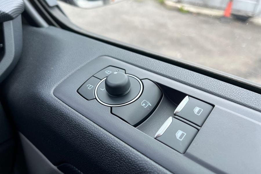 Ford TRANSIT CUSTOM Photo 0e0aa228-8305-4b47-8f84-492c76f4ccc4.jpg