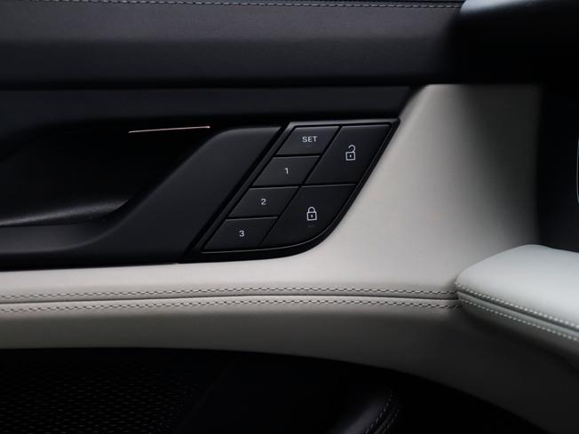 Porsche TAYCAN Photo 24