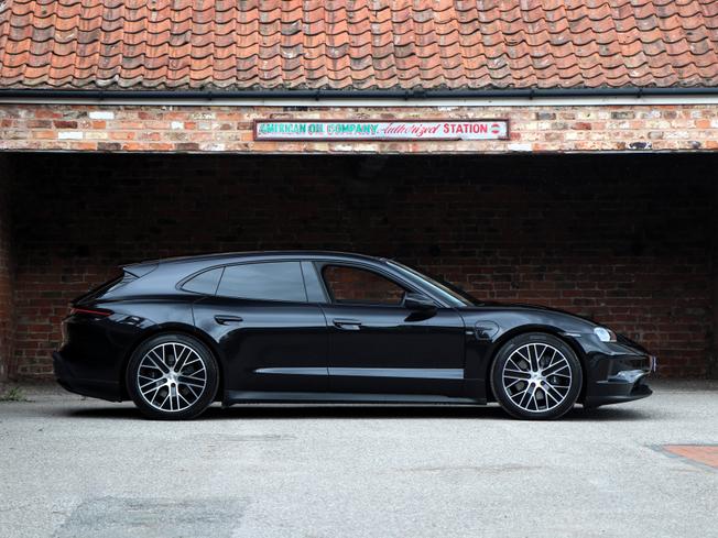 PORSCHE Taycan Photo 2