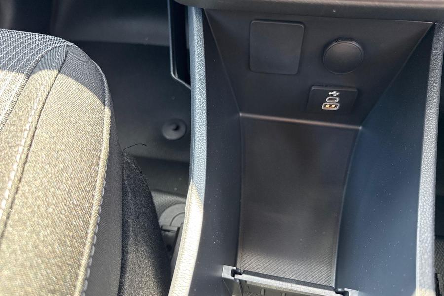 Ford E-TRANSIT COURIER Photo 0eb7814b-7e14-4beb-af7d-63b3ded2aeee.jpg