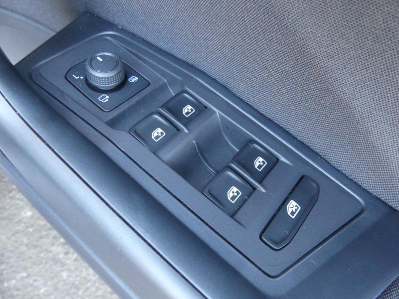 Volkswagen T-Roc Photo 0ee7906f-ddd5-43ad-81b9-80500eb5b79f.jpg