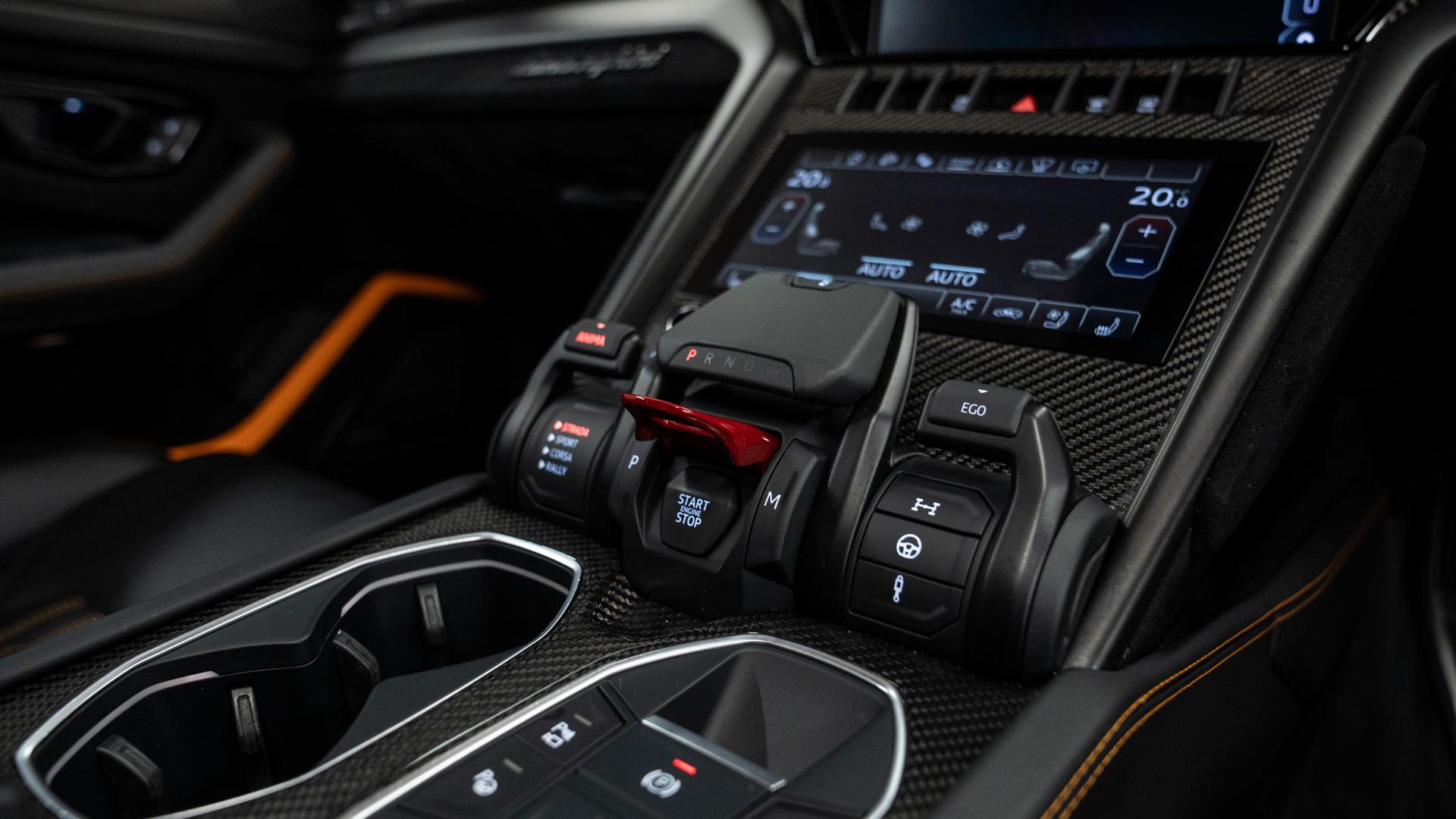 LAMBORGHINI Urus Photo 0f35e0f7-5d3a-4cc1-a37b-25e71bc5a104.jpg