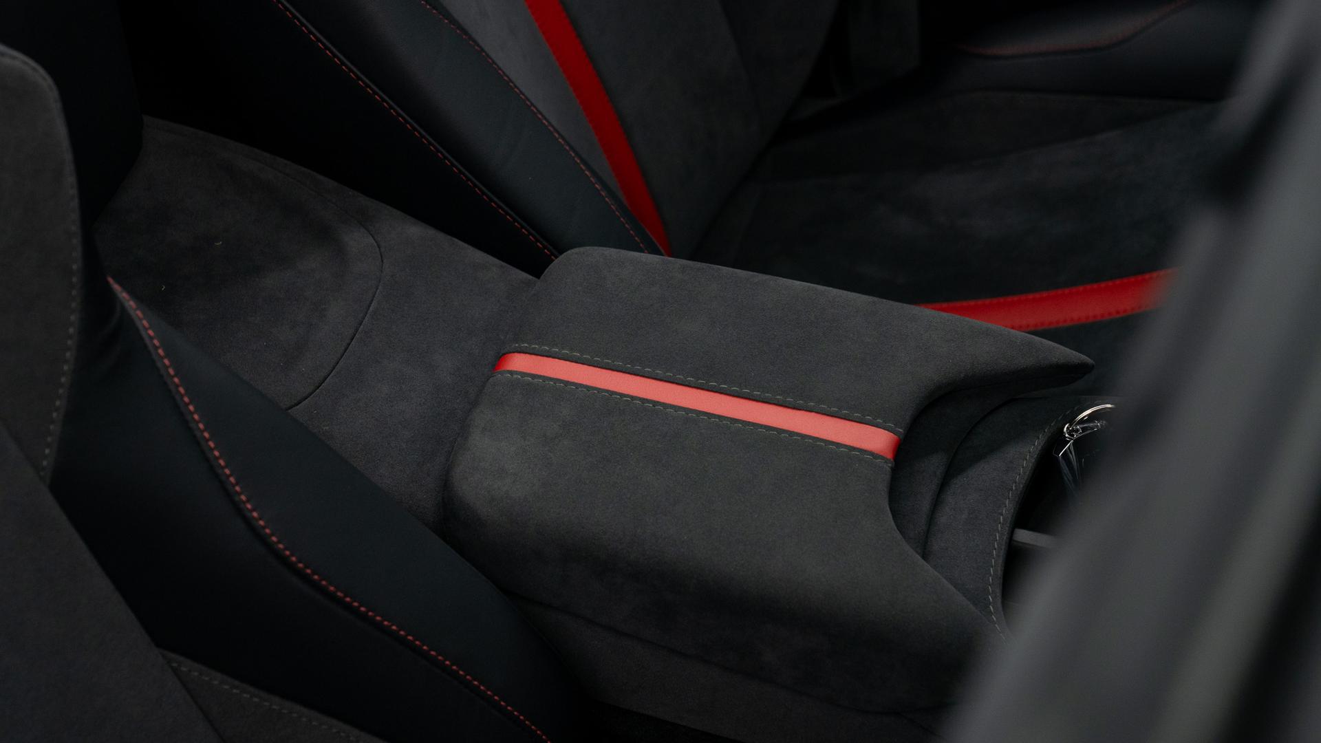 Aston Martin Vantage Photo 0fb7699f-ebce-4269-91ee-7d9970725695.jpg