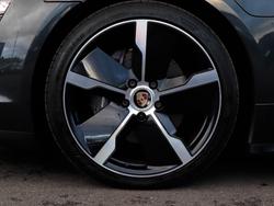Porsche TAYCAN Photo 4