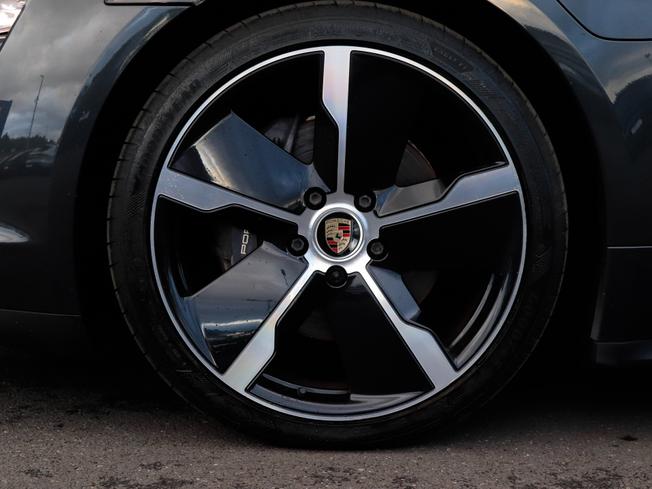 Porsche TAYCAN Photo 4