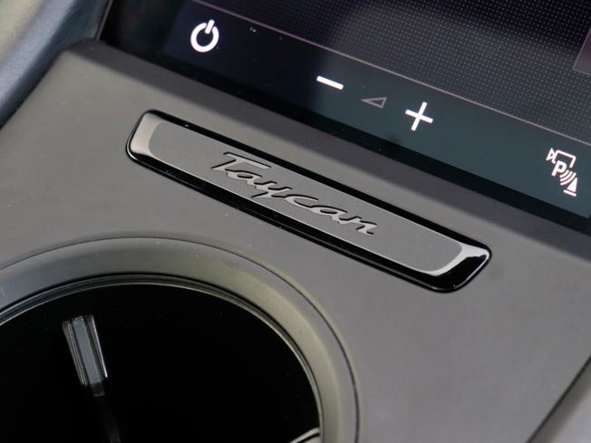 PORSCHE Taycan Photo 32