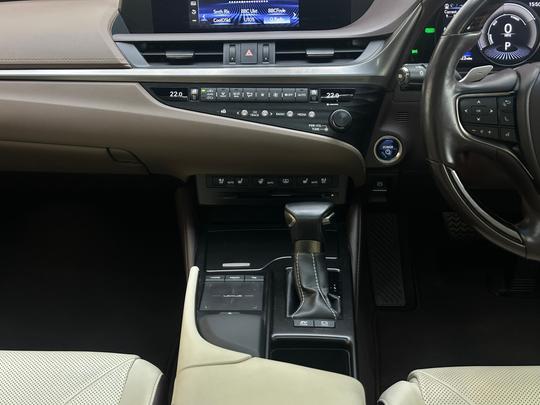 Lexus ES Photo 0fdbe41c-53b2-4892-b179-0f67ea2ea9e2.jpg