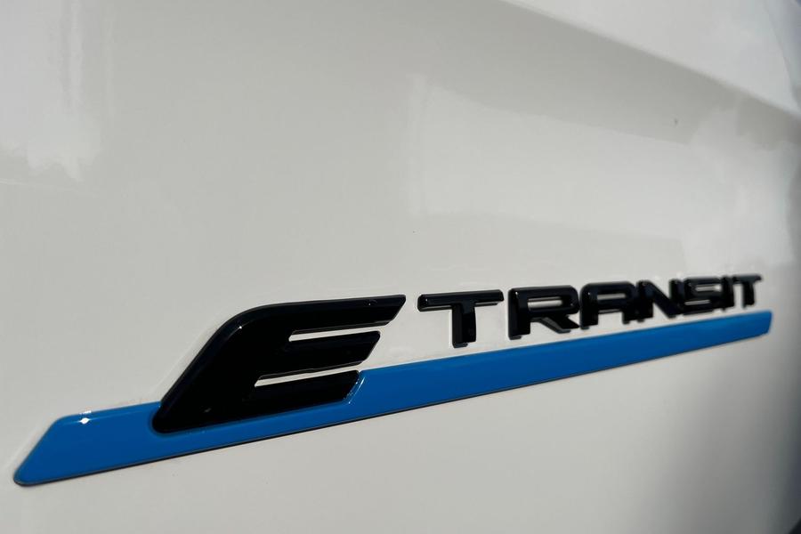 Ford E-TRANSIT CUSTOM Photo 0fed1296-a55c-4aab-8e8e-a0a0e659721a.jpg
