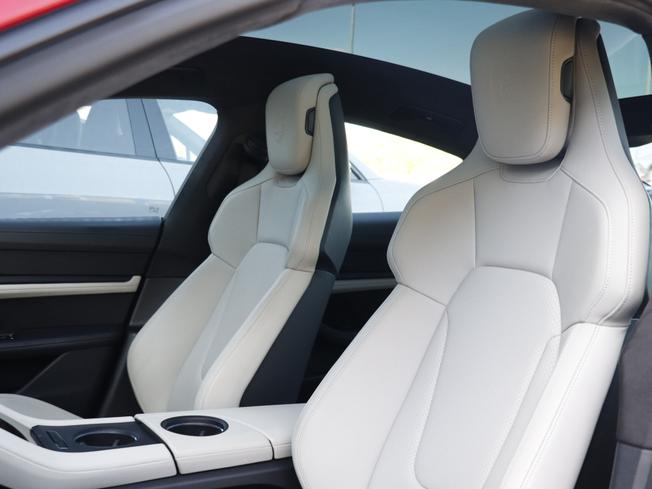PORSCHE Taycan Photo 34