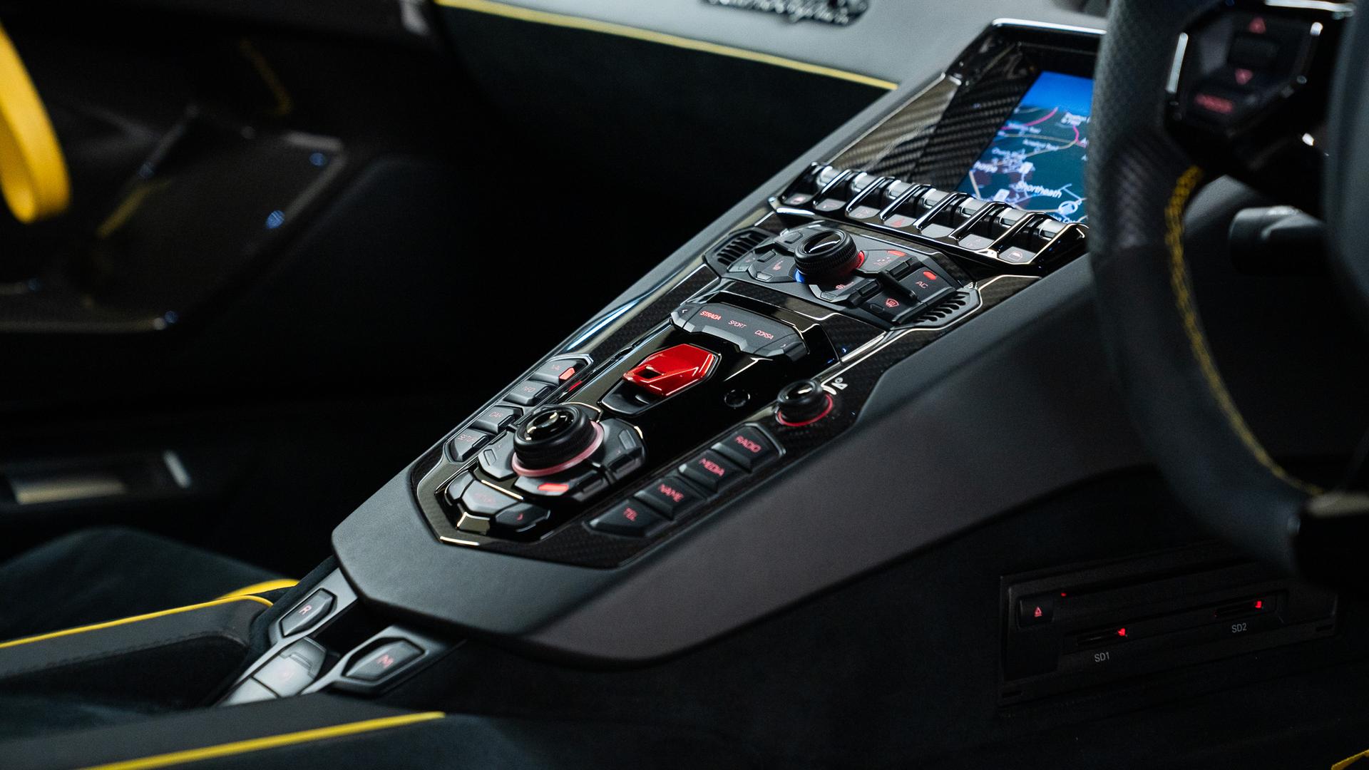 LAMBORGHINI Aventador Photo 10d132d5-fbd5-4dbf-ba56-d8f7c5615cc4.jpg