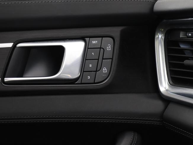 PORSCHE Panamera Photo 20