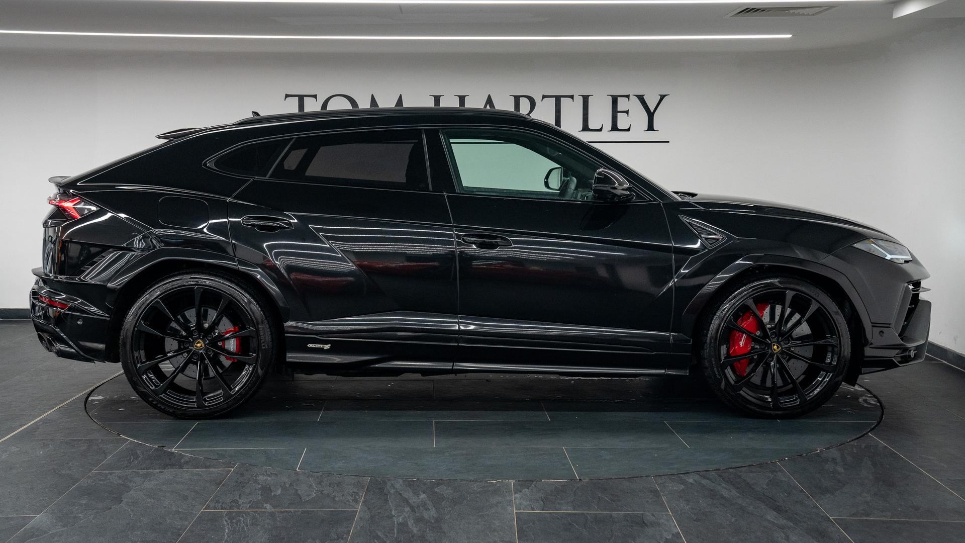 LAMBORGHINI Urus Photo 1116f7f7-531a-4979-b303-6f74cd6c5313.jpg