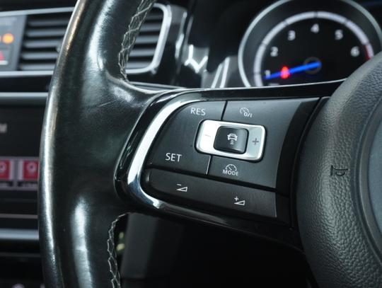 Volkswagen Golf Photo 113256ab-0d08-40d5-9bb1-76851620bd66.jpg