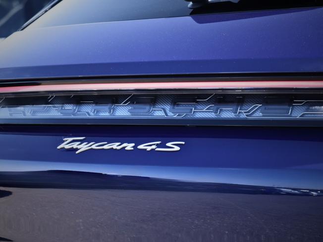 PORSCHE Taycan Photo 10