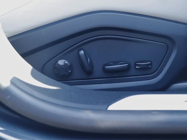 PORSCHE Taycan Photo 9