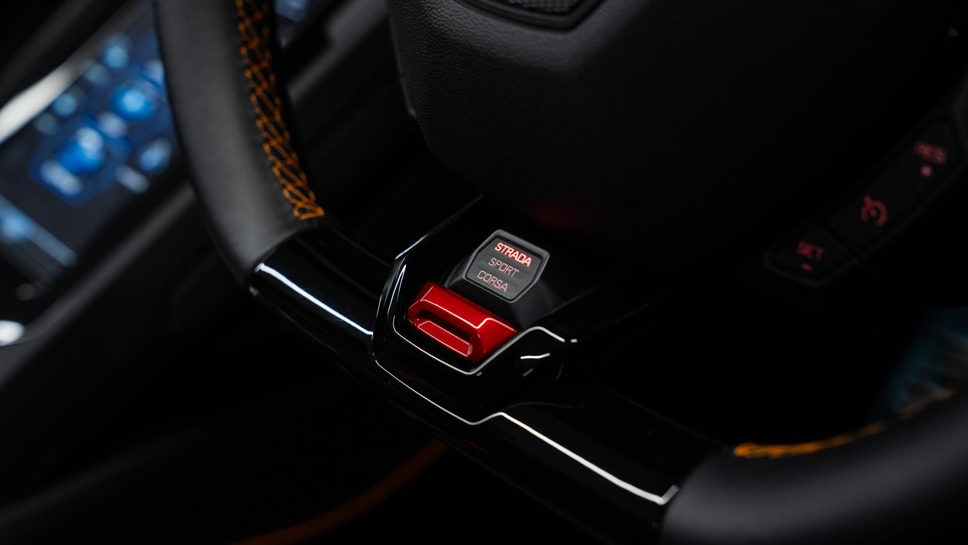 LAMBORGHINI Huracan Photo 11aa779f-a330-4060-a0aa-708632365630.jpg