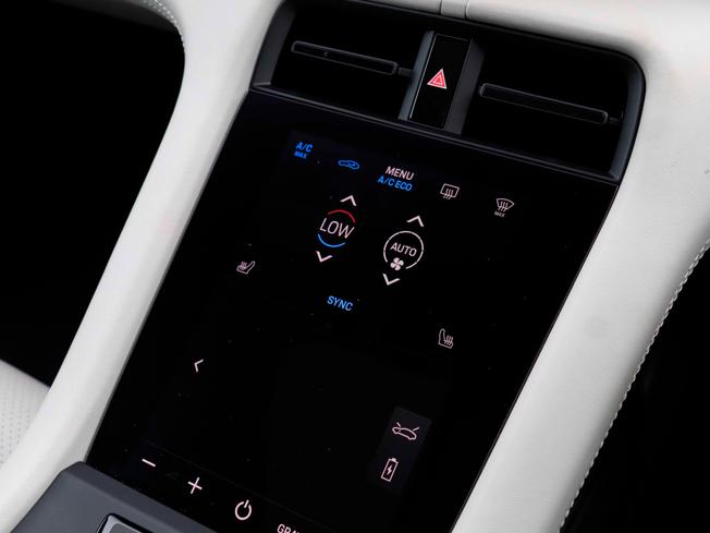 PORSCHE Taycan Photo 23